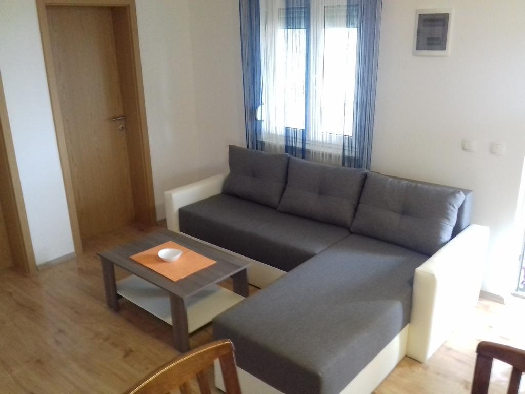 Tomek Apartment Вир Екстер'єр фото
