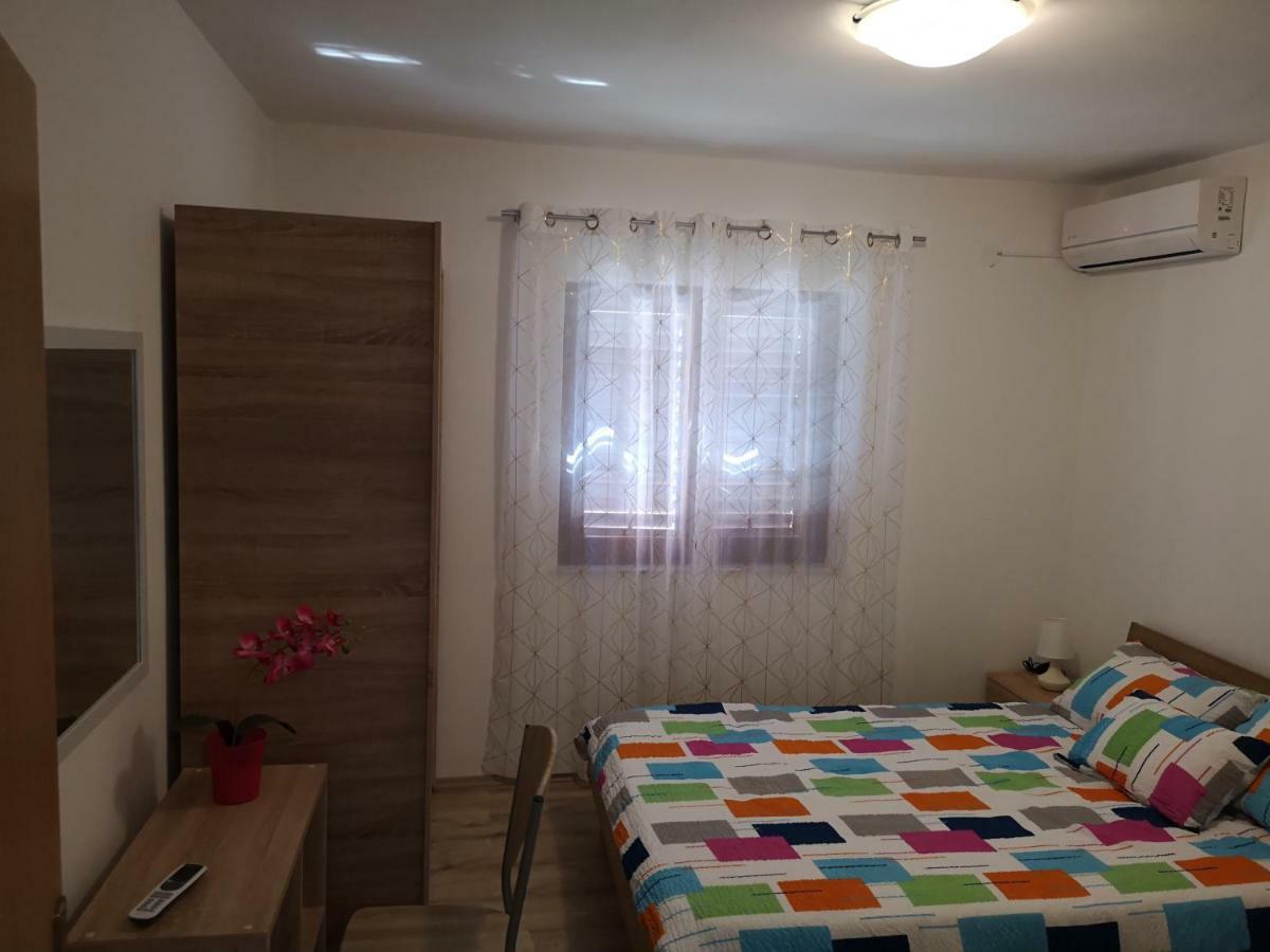 Tomek Apartment Вир Екстер'єр фото
