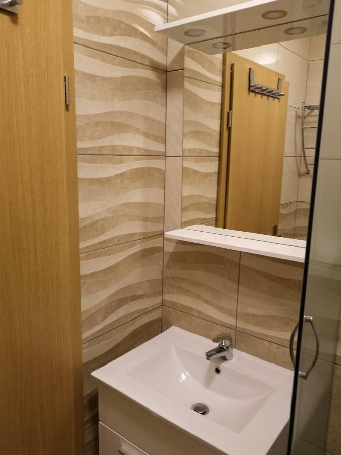 Tomek Apartment Вир Екстер'єр фото