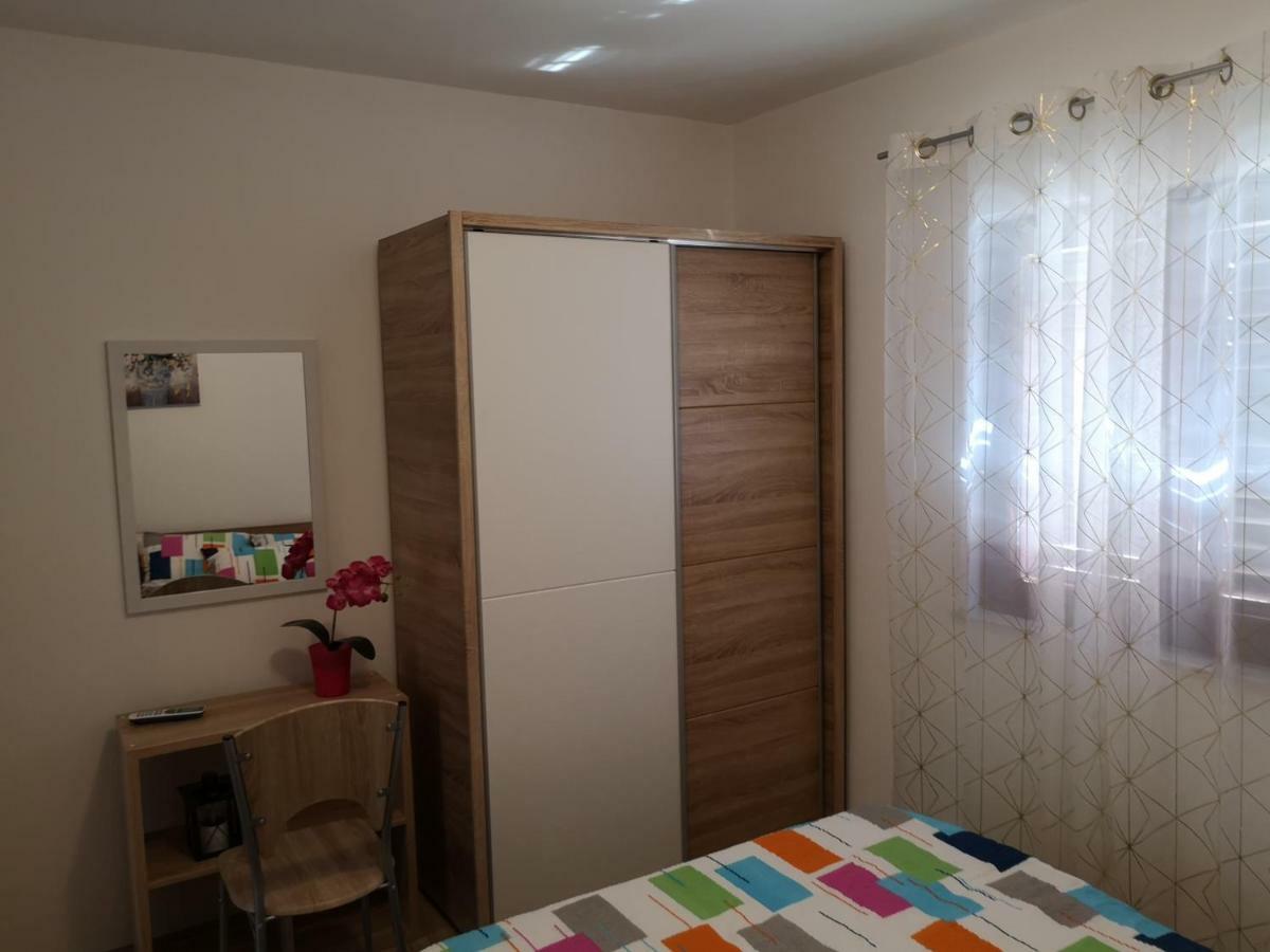 Tomek Apartment Вир Екстер'єр фото