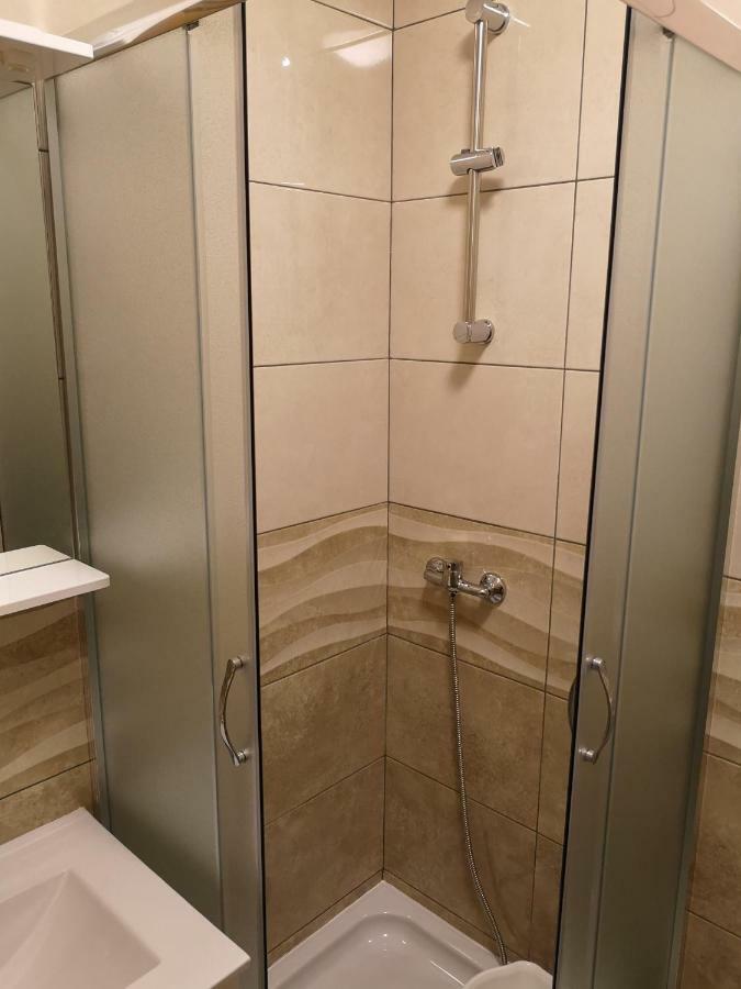 Tomek Apartment Вир Екстер'єр фото